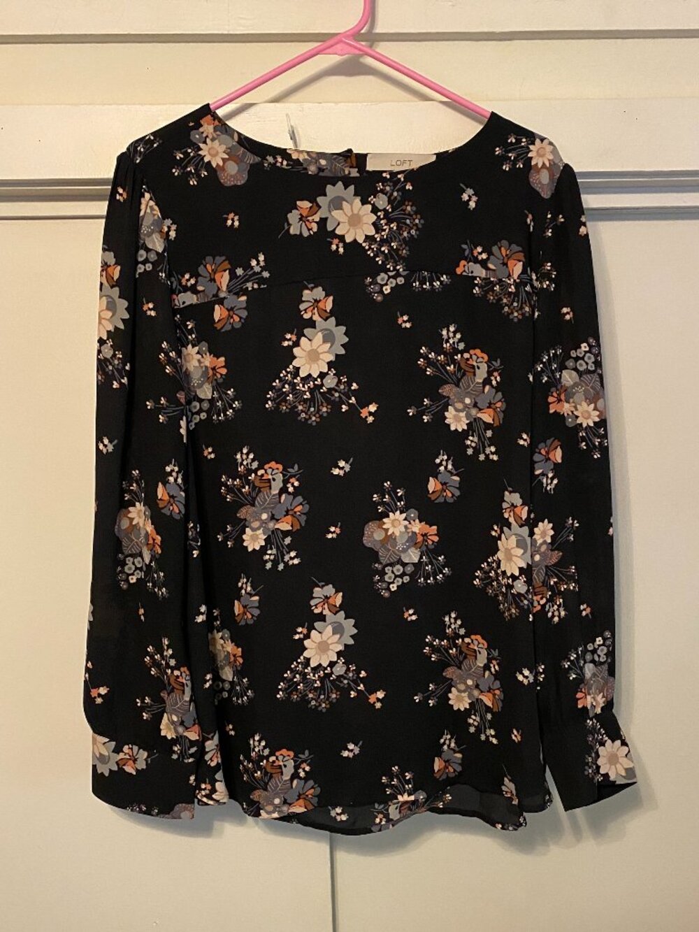 Loft, beautiful black blouse w/peach flowers & open back, size XL